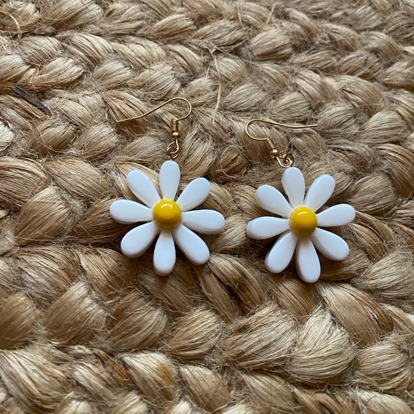 New Acrylic Daisy Earrings - Picture 1 of 4